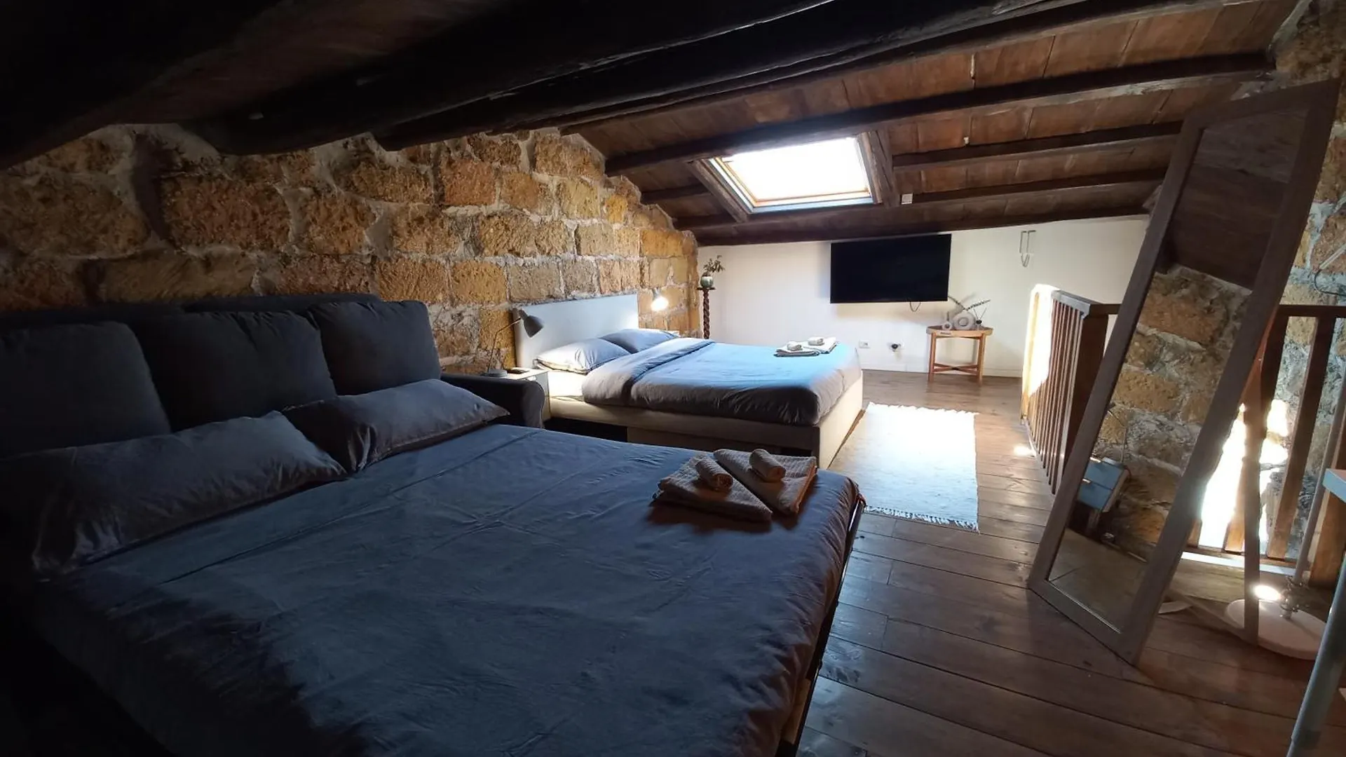 Sandstone Loft Close To Center Palermo Italy